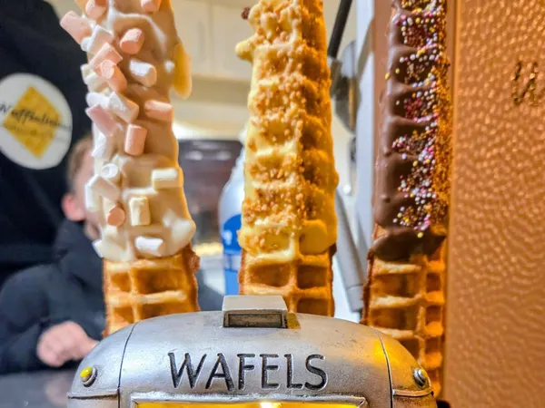 Wafels op stokje met toppings bij de wafelkraam
