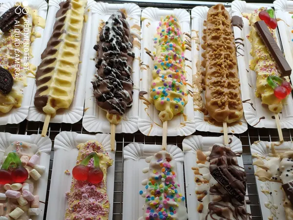 Wafels op stokje met verschillende toppings