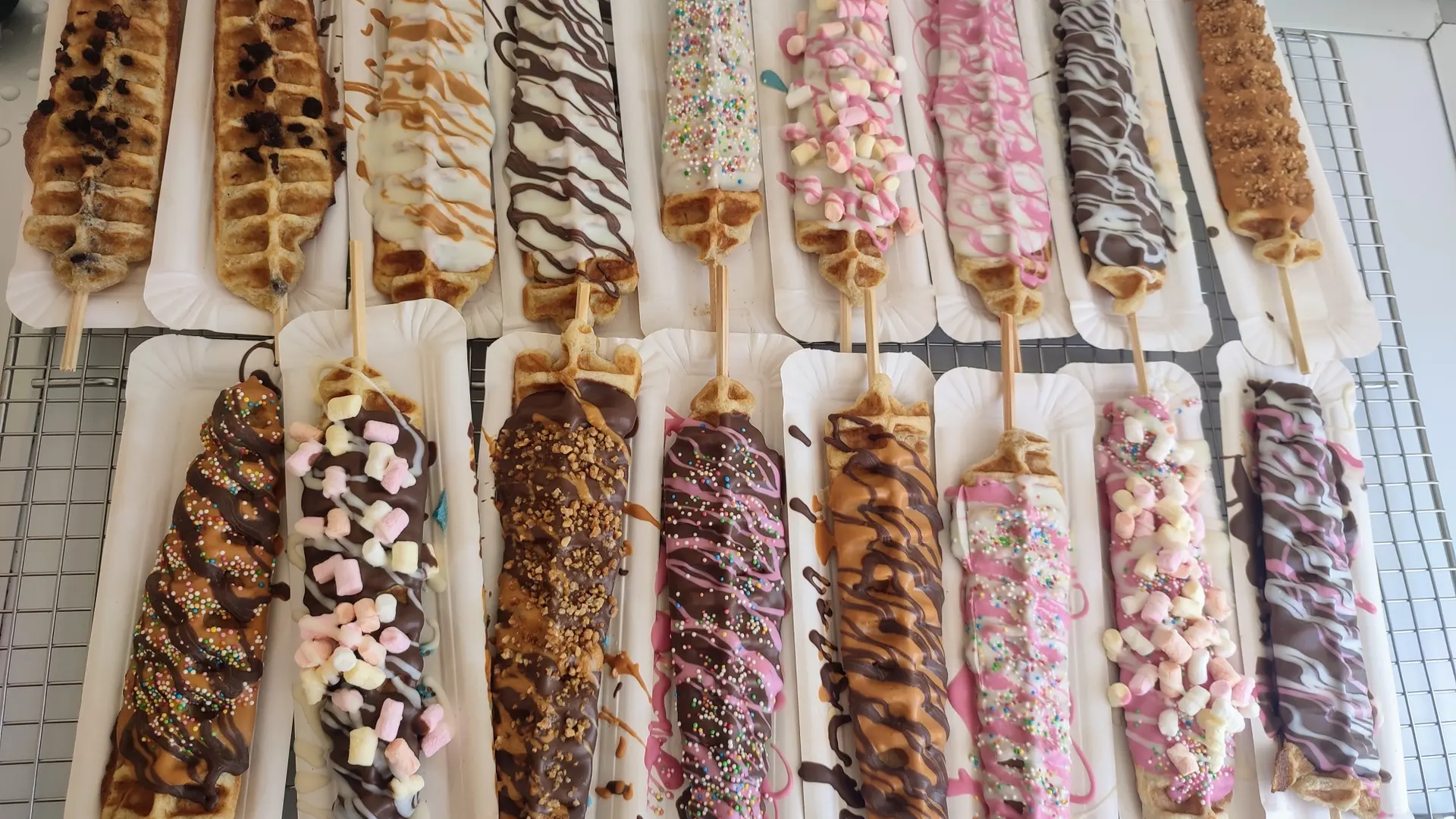 Verse wafels op een stokje met allerlei toppings