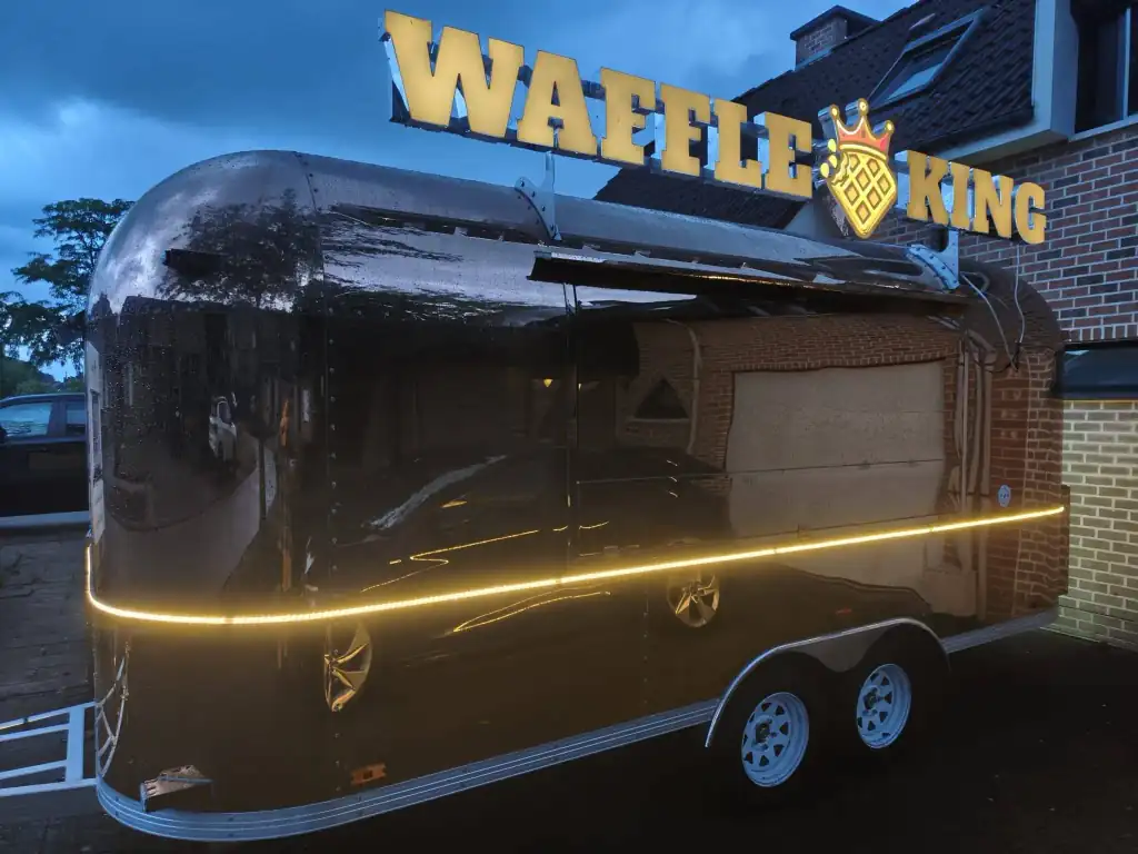 De nieuwe koninklijke koets van WaffleKing, met verlichte naamletters